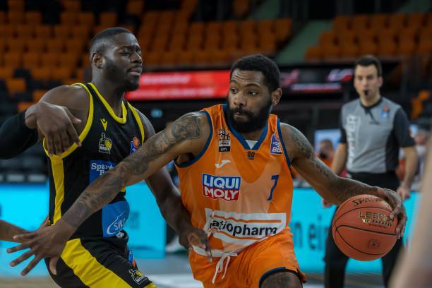 但因伤病与 但因伤病与